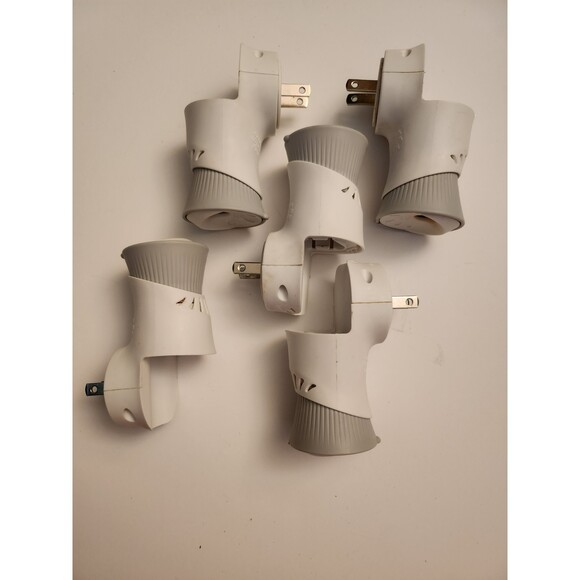 5 Used Air Wick Plug in Scented Oil Warmer B18 - Picture 1 of 1